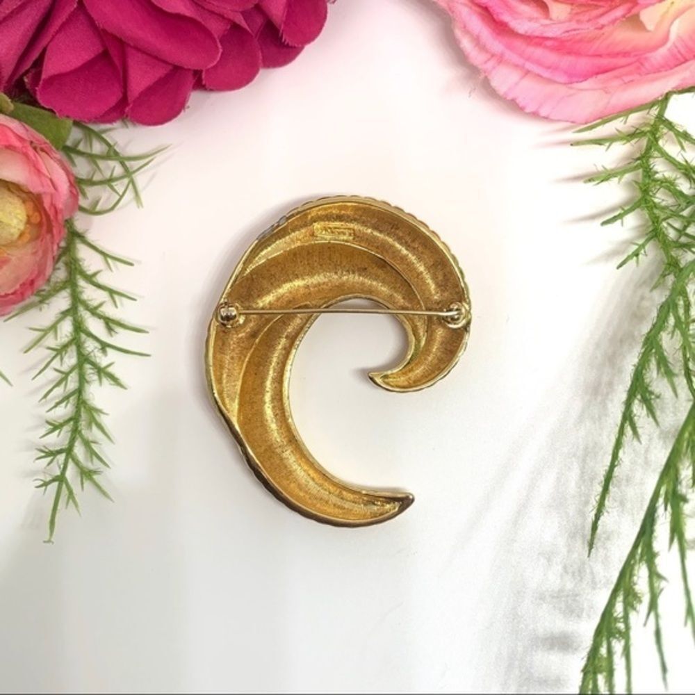 VINTAGE⚜️RARE MONET Curled Golden Brooch - Picture 8 of 13